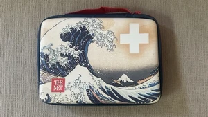 Band-Aid First-Aid Kit Bag - The Met The Great Wave off Kanagawa Bandaid Zipper - Picture 1 of 3