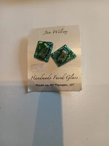 Pendientes de vidrio dicroico Jan Wilcox hechos a mano pendientes postales sin usar, tarjeta dañada - Imagen 1 de 3