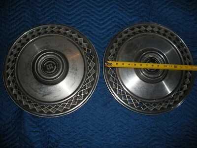 JUEGO VINTAGE 1977 DE 2 TAPACUBOS CENTRALES DE METAL FORD LTD CROWN VIC VICTORIA OEM 15" Foto 1 de 4