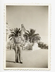 Sidi-bel-Abbès, soldier in front of the monument to the dead - Anonymous photo Algeria 1950 - Picture 1 of 1