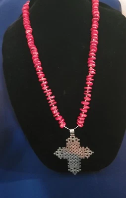 Collar de coral rojo con colgante de cruz etíope de ley Foto 1 de 4
