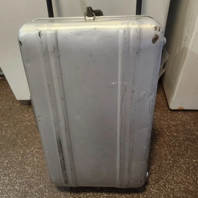 Zero Halliburton 银色 2 轮携带铝制行李箱 — 第 1/4 张图片