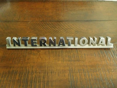 1950 1957 International Harvester emblema placa de nombre emblema lateral insignia Foto 1 de 4