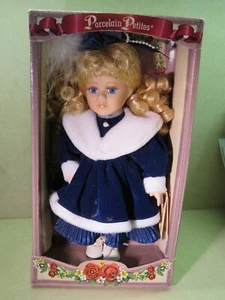 BAMBOLA PETITES porcellana: Abito Dipinto a mano, Velluto Blu ~ Certificato di DanDee - Foto 1 di 10