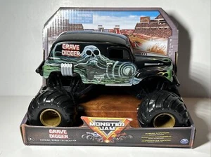 2023 MONSTER JAM Grandma Grave Digger Series 18 | 1/24 Scale GRAVE DIGGER New - Picture 1 of 18