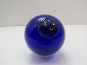 Flotador de vidrio de curiosidades azul cobalto anterior a 1980 de 2,25 pulgadas de diámetro - (X2252) - Imagen 1 de 3