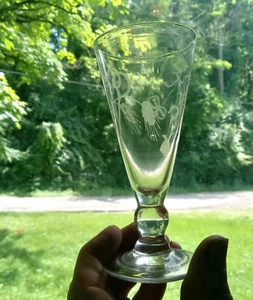 VASO DE VINO PONTILADO SOPLADO GRATIS DE PRINCIPIOS DE 1800 CON GRANO Y HOJAS GRABADAS CORTADAS EN RUEDA - Imagen 1 de 9