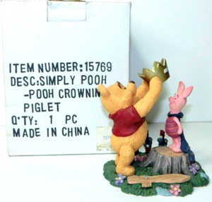 Disney Simply Pooh Sometimes the Smallest Ones... Figurine Pooh Crowning Piglet - Picture 1 of 7