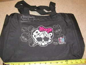 MONSTER HIGH BEUTELTASCHE MATTEL SIGNIERT DRACULAURA G1 SYNCHRONSPRECHER DEBI DERRYBERRY - Bild 1 von 4