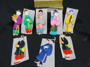 Vintage Lot 8 Lilian Vernon? Chinesischer Seiden-Weihnachtsschmuck, 5 Herren/3 Damen, oder Box r - Bild 1 von 8
