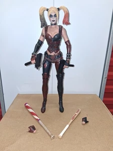 Batman Arkham City Harley Quinn 12" DC Sammlerstücke lose + Zubehör - Bild 1 von 4