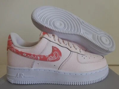 WMNS NIKE AIR FORCE 1 07 "PAISLEY PACK" PRL GIZ ROSA-CORAL TAMANHO 7.5 [FD1448-664] - Imagem 1 de 4