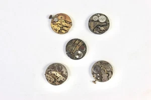 Lotto 5x movimenti orologi svizzeri vintage gioielli steampunk oggetti di scena TV - Foto 1 di 8
