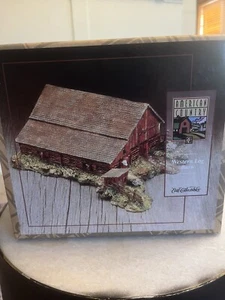 Ertl Collectibles Western Log Fienile.  Paese americano.  Porcellana fusa a freddo. - Foto 1 di 11