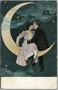 POSTAL ANTIGUA ROMÁNTICA BESO MEDIA LUNA - Imagen 1 de 2
