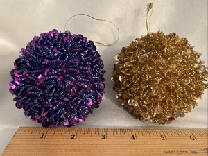 Vintage Perlen Pailletten Weihnachtsschmuck 3" rund 1 gold & 1 lila - Bild 1 von 4