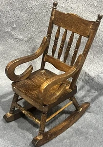 Sedia a dondolo vintage in miniatura con schienale a rocchetto 1:12 marrone mobili casa delle bambole - Foto 1 di 10