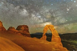 Postcard Utah Arches National Park Delicate Arch & Milky Way MINT Unused - Picture 1 of 1