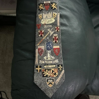 Corbata de seda histórica de artefactos de museo 1689-1702 Foto 1 de 3