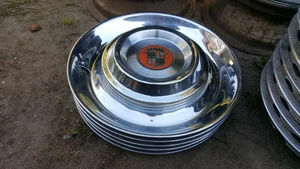 1954-1955 CADILLAC Satz (4) Radkappen/Hup Caps,ordentlich und inklusive Emblem ! - Picture 1 of 6