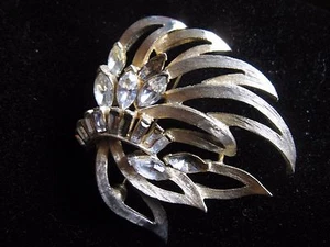 Vintage PELL Goldtone with Baguette Rhinestones Leaf Pin Brooch Signed - Picture 1 of 10