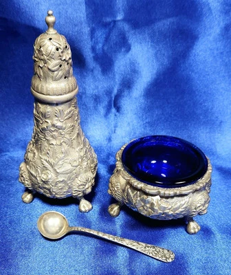 纯银 S. Kirk & Son 古董 Repousse 盐窖、胡椒瓶、勺子 — 第 1/4 张图片