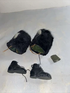 Vintage Palitoy Action Man Grenadier Gürtel Bärenfell Hüte X 2 & Paar Stiefel - Bild 1 von 2