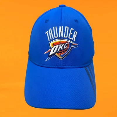 Sombrero de baloncesto bordado OKC Thunder Adidas NBA azul con tirantes para papá Foto 1 de 4
