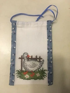 Gestickter Geschenk Beutel, Handarbeit - Bild 1 von 2