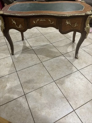 Antiguo escritorio con incrustaciones de madera frutal de nogal Luis XV siglo XVIII marquetería bronce  Foto 1 de 2