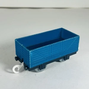 Blauer Güterwagen Trackmaster Tender Thomas the Train Pull Along 2009 - Bild 1 von 10