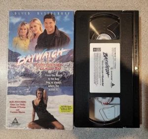Baywatch - White Thunder at Glacier Bay (VHS, 1998) Pam Anderson Carmen Electra - Foto 1 di 2