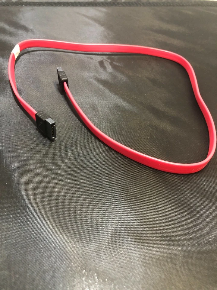 Disco duro SSD serie cable SATA plano 57,5 cm 24" de largo, rojo Foto 1 de 1