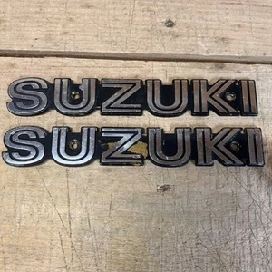 Suzuki Benzintank Emblem Oldtimer silberfarben 7-1/2 Zoll Lang mal 1 Zoll Hoch - Bild 1 von 12