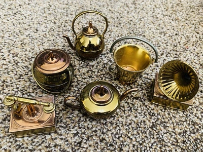 Lote de utensilios de cocina/decoración vintage miniatura de cobre Inglaterra hervidores teléfono fonógrafo etc. Foto 1 de 4