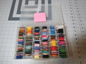 148 Knäuel Stickerei Kreuzstich Faden in Organizer Box mehrere Farben Vintage A - Bild 1 von 7