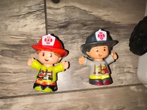 Fisher Price Little People helfen anderen 2 Stück Feuerwehrmann - Bild 1 von 2