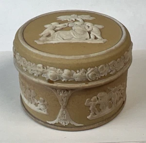 Psyche Wounded & Bound by Cupids Yellow Wedgwood Jasperware Round Trinket Box - Picture 1 of 10