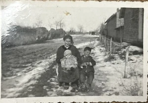 Foto de colección instantánea gueto de familia pobre? Fotografía encontrada en el extranjero años 20 - Imagen 1 de 2