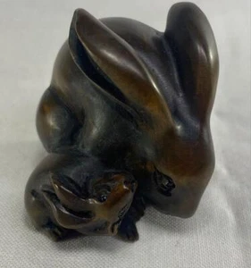 Antikes japanisches Holz Netsuke eines Hasen mit seinem Baby 35 mm x 40 mm x 39 mm - Bild 1 von 7