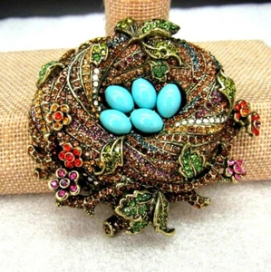 HEIDI DAUS ON A LARKS NEST SWAROVSKI CRYSTAL ENAMEL PIN BROOCH NEW - Picture 1 of 8