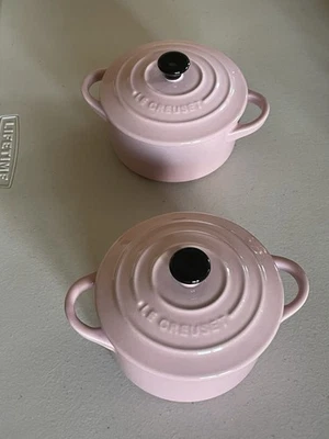 2 LE CREUSET STONEWARE LIDDED MINI PETITE COCOTTE CASSEROLE CHIFFON PINK 8 OZ - Image 1 of 4