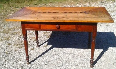 Antigua mesa de cocina con tapa de bloque de carnicero estampada y base de nogal era de los años 1890 Foto 1 de 4