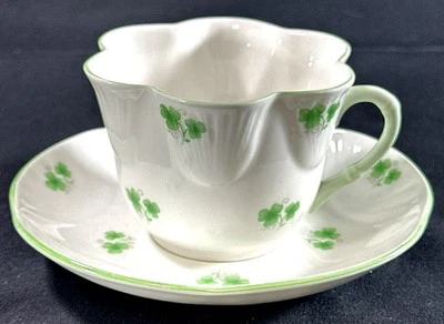 Conjunto de xícara de chá e pires Crown Staffordshire acabamento verde trevo - Imagem 1 de 4