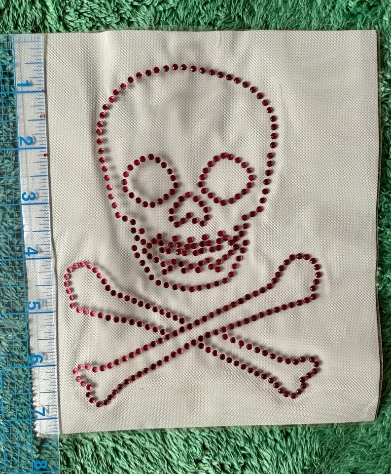 Перевод со стразами рубиновый красный череп и скрещенные кости утюг сделай сам 6,25 дюйма x 5 дюймов - Изображение 1 из 3