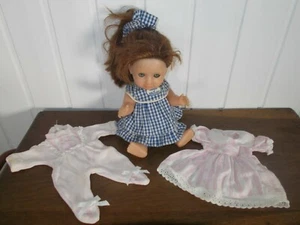 Vintage 1993 Starre Puppe 30cm gekleidet TARTINE ET CHOCOLAT + Schlafanzug + rosa Kleid - Bild 1 von 12