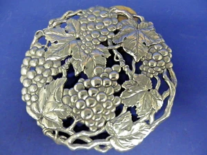 Arthur Court Vintage 1995 Aluminium-Untersetzer mit Fuß 7,5" runde Trauben & Blätter - Bild 1 von 6