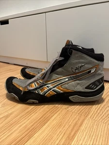 Scarpe Asics Cael Sanderson V3.0 Wrestling Cyclone Gold JY700 taglia 11,5 - Foto 1 di 12