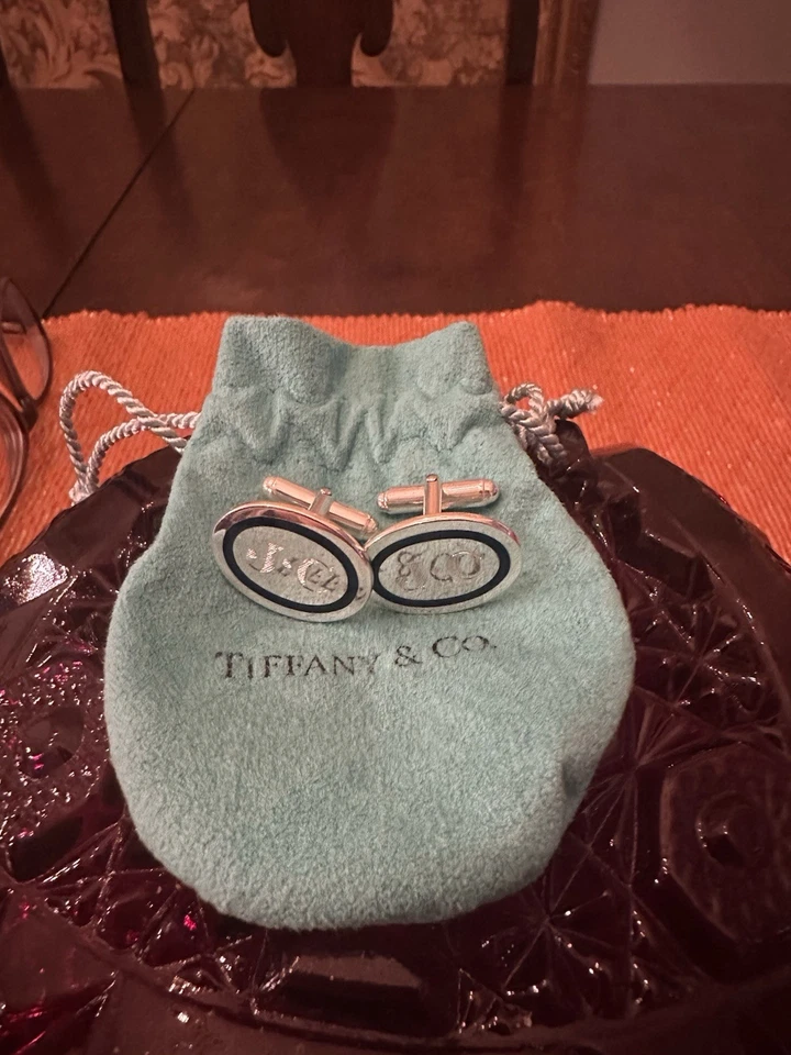 Gemelos girados con bolsa con motor ovalado de plata de ley Tiffany and Co Foto 1 de 1