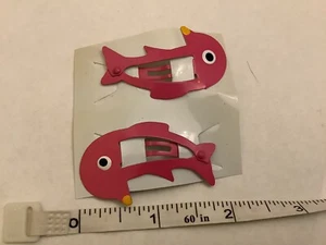 RETRO VINTAGE Rosa PEZ DELFÍN Niñas EMO BROCHE DE PRESIÓN DIAPOSITIVAS DE PELO AGARRES CLIPS Nuevo x2 - Imagen 1 de 6